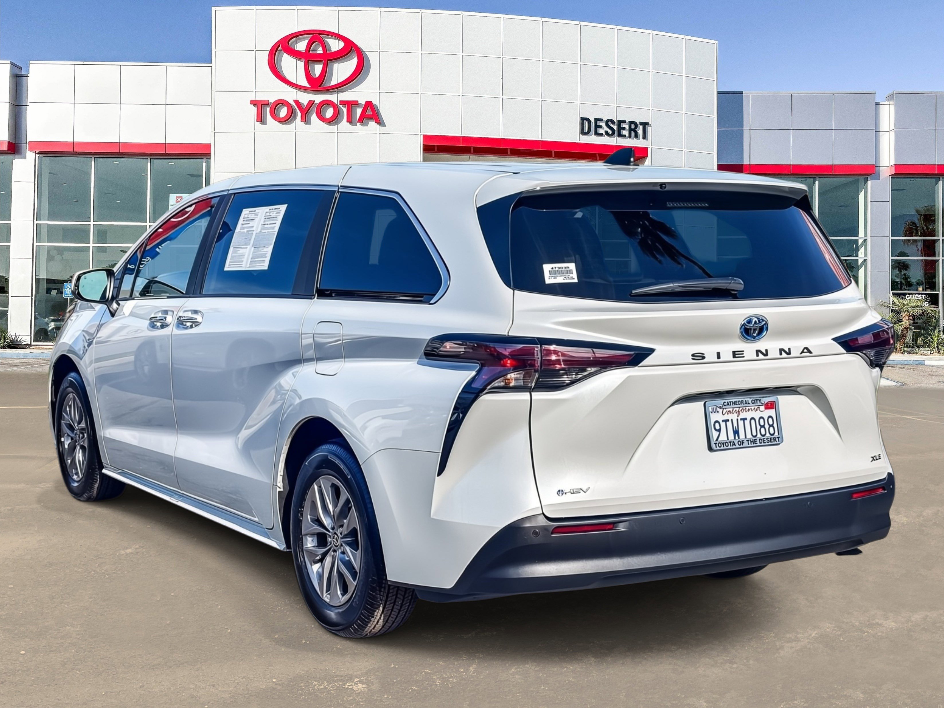 Used 2025 Toyota Sienna XLE image 5