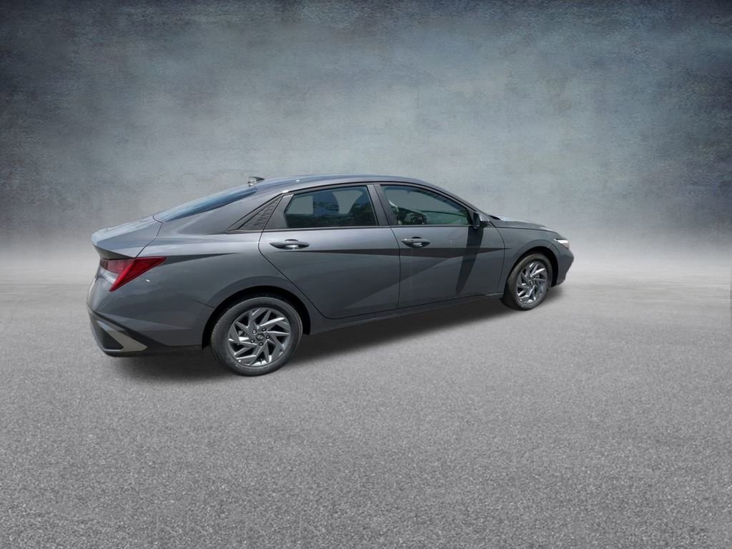 Used 2025 Hyundai Elantra Blue image 23