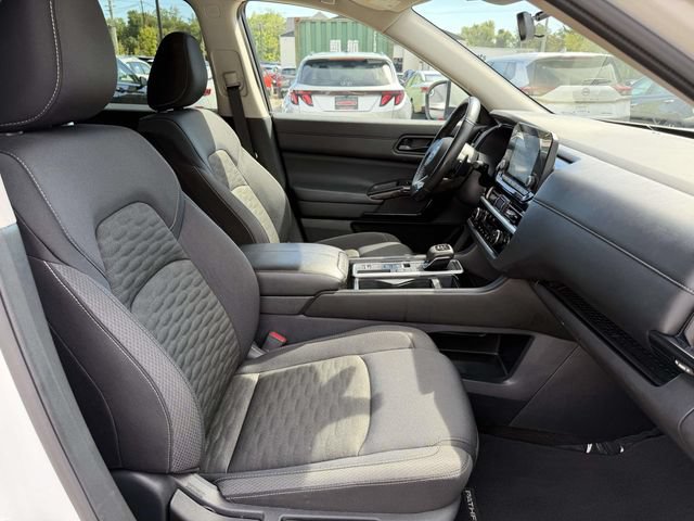 Used 2025 Nissan Pathfinder SV FWD image 12