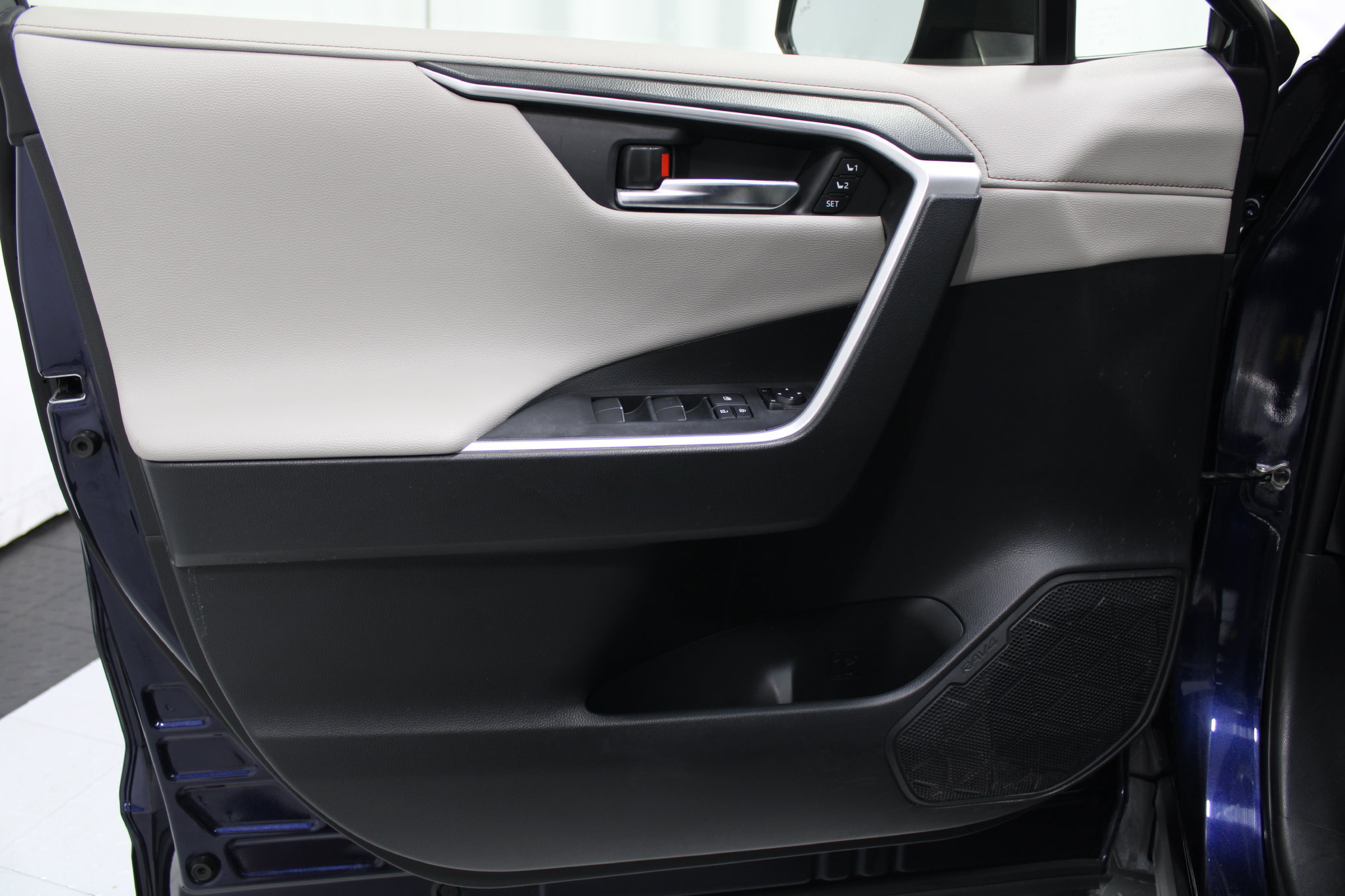 Used 2019 Toyota RAV4 Limited AWD/4WD image 11
