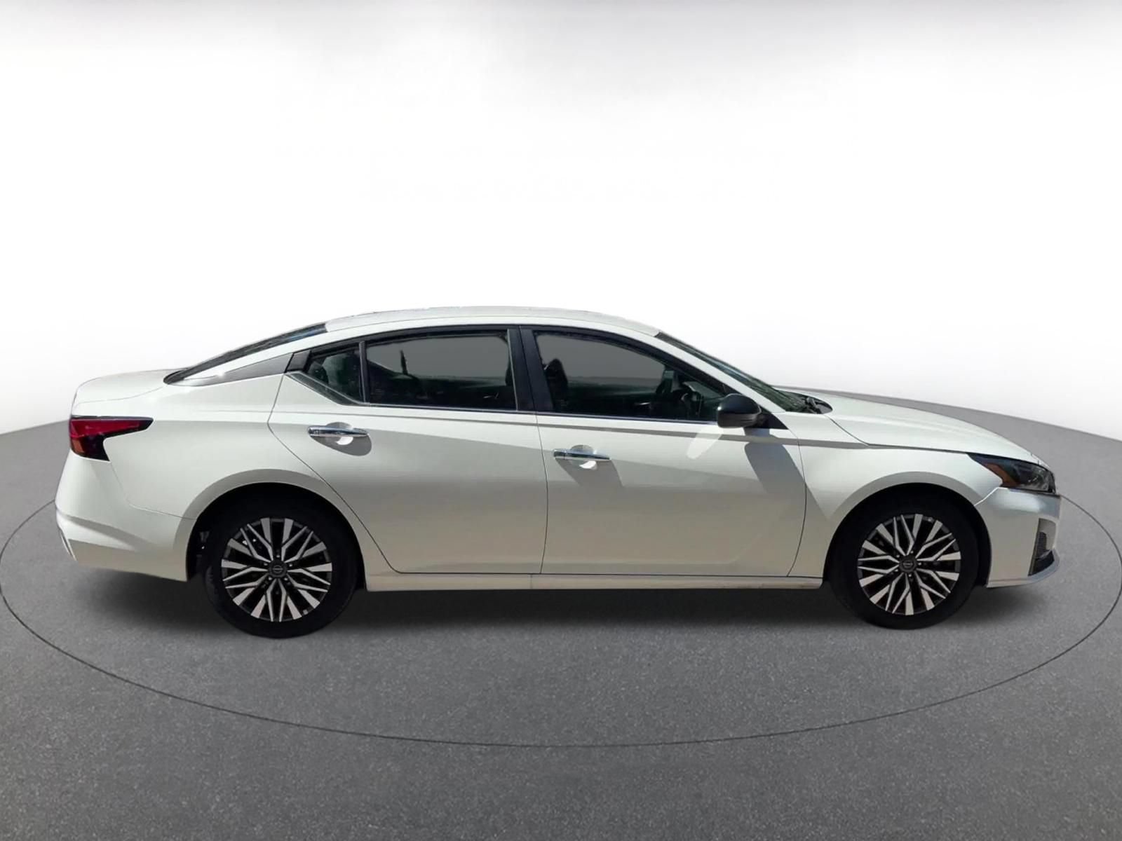 Used 2025 Nissan Altima 2.5 SV FWD image 13