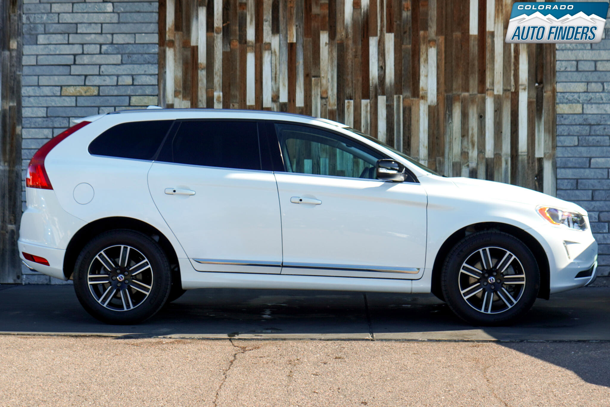 Used 2017 Volvo XC60 T5 Dynamic w/ Advanced Package image 8
