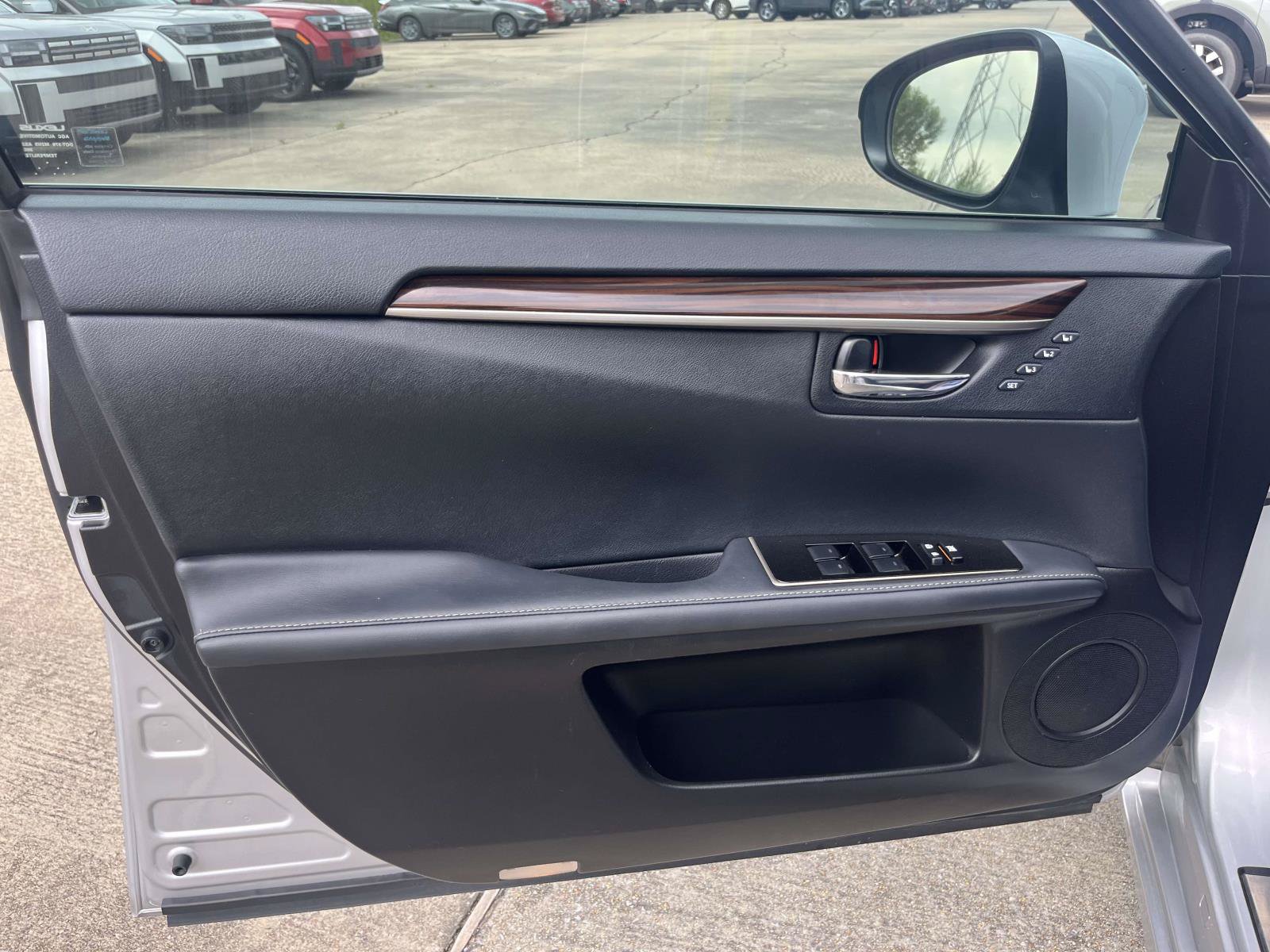 Used 2016 Lexus ES 350 w/ Luxury Package w/Wood Trim FWD image 13