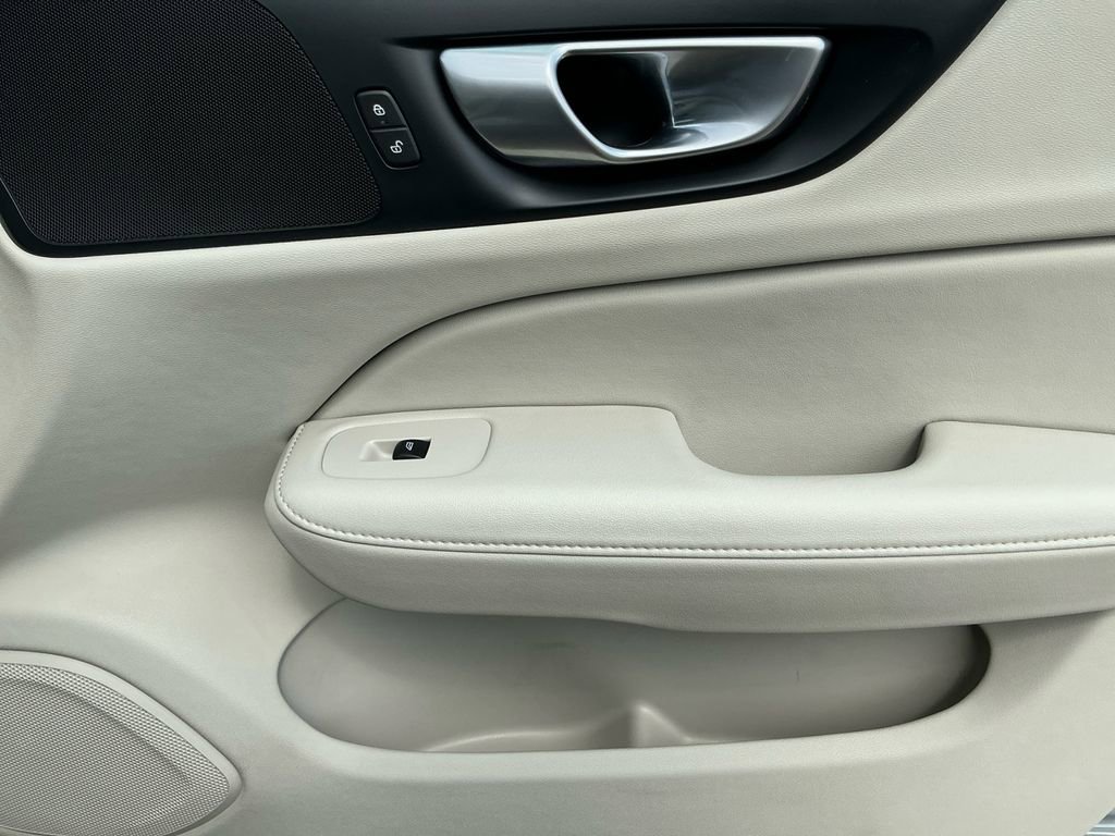 Used 2024 Volvo V60 B5 Cross Country Plus image 18