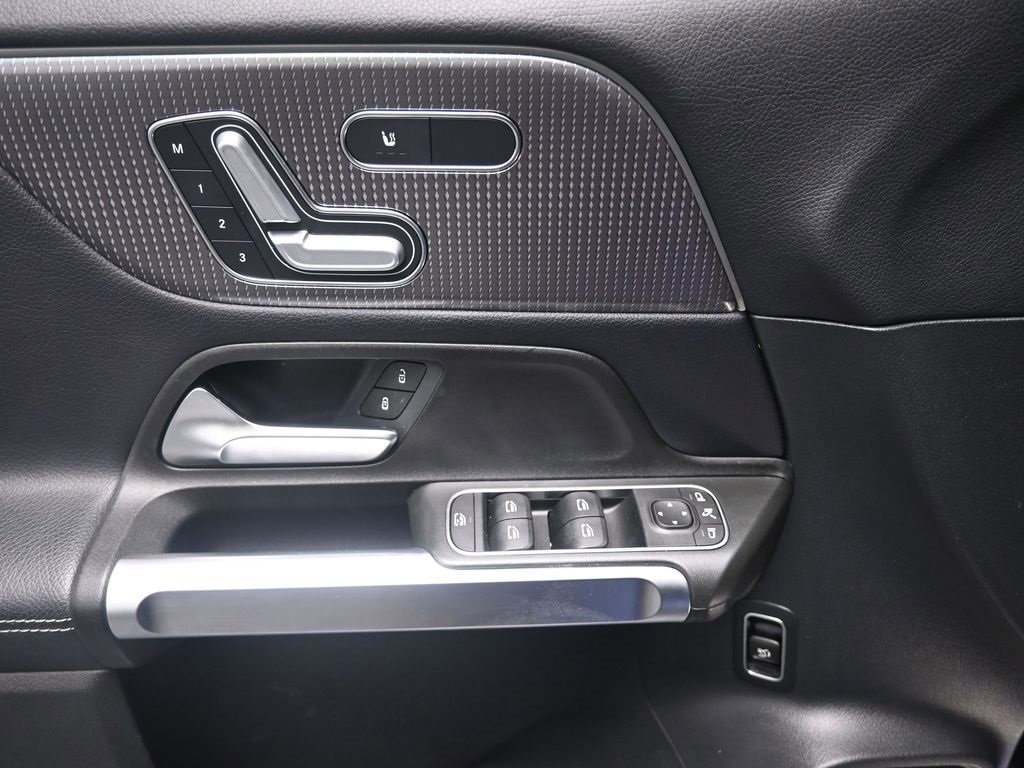 Used 2021 Mercedes-Benz GLB 250 w/ Premium Package image 20