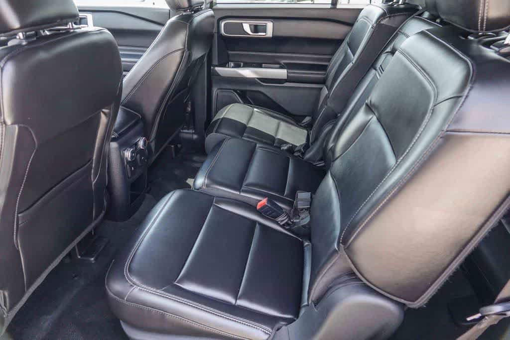 Used 2021 Ford Explorer XLT w/ Equipment Group 202A AWD/4WD image 17