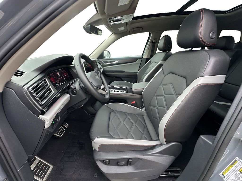 Used 2025 Volkswagen Atlas Peak Edition SE image 9