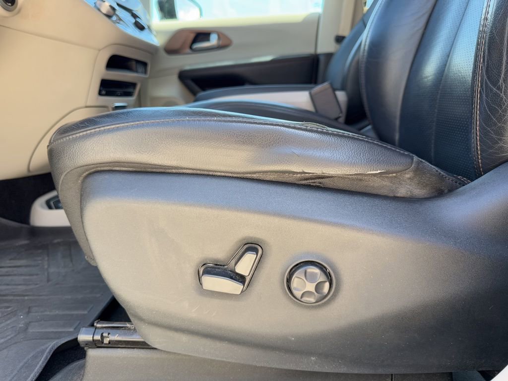 Used 2017 Chrysler Pacifica Touring-L Plus w/ Tire & Wheel Group image 21