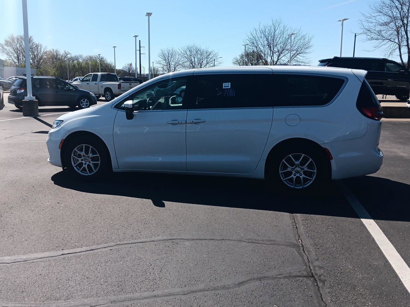 Used 2023 Chrysler Pacifica Touring-L FWD image 8