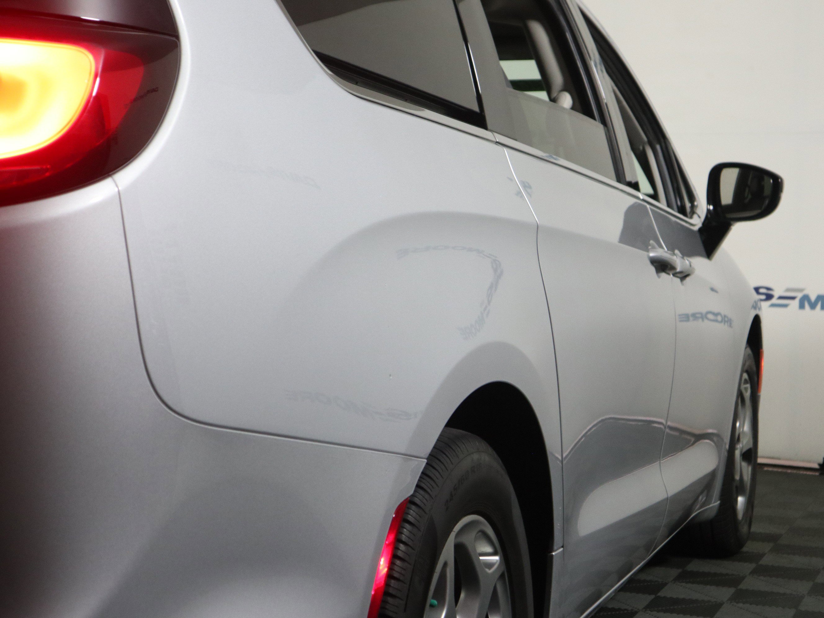 Used 2024 Chrysler Pacifica Limited image 5