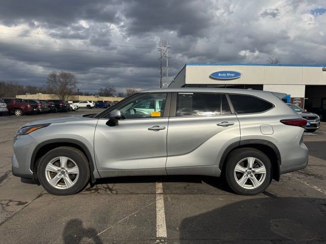 Used 2023 Toyota Highlander LE image 5