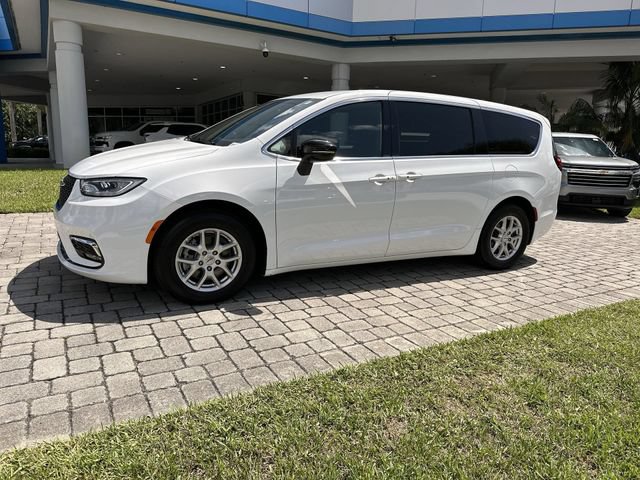 Used 2024 Chrysler Pacifica Touring FWD image 31