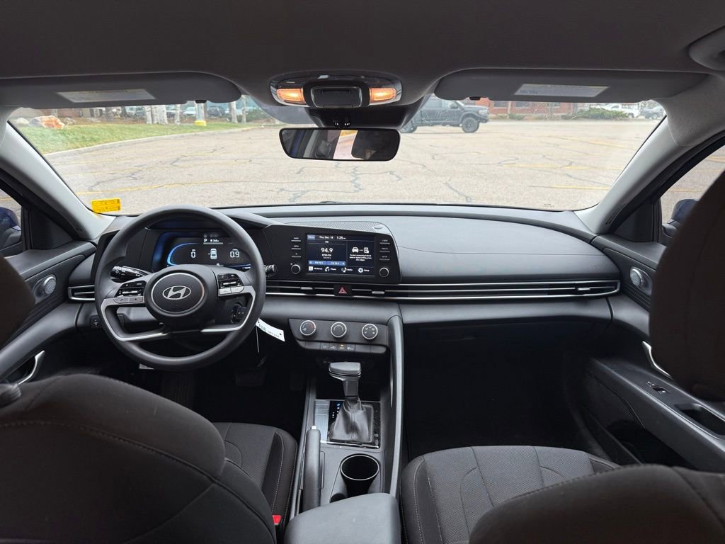 Used 2025 Hyundai Elantra SE image 18