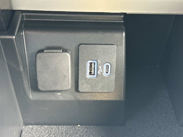 Used 2022 Ford Explorer XLT w/ Equipment Group 202A RWD image 25