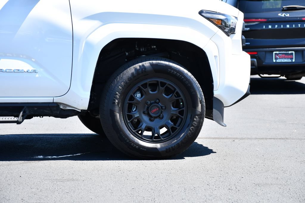 Used 2025 Toyota Tacoma SR5 AWD/4WD image 9