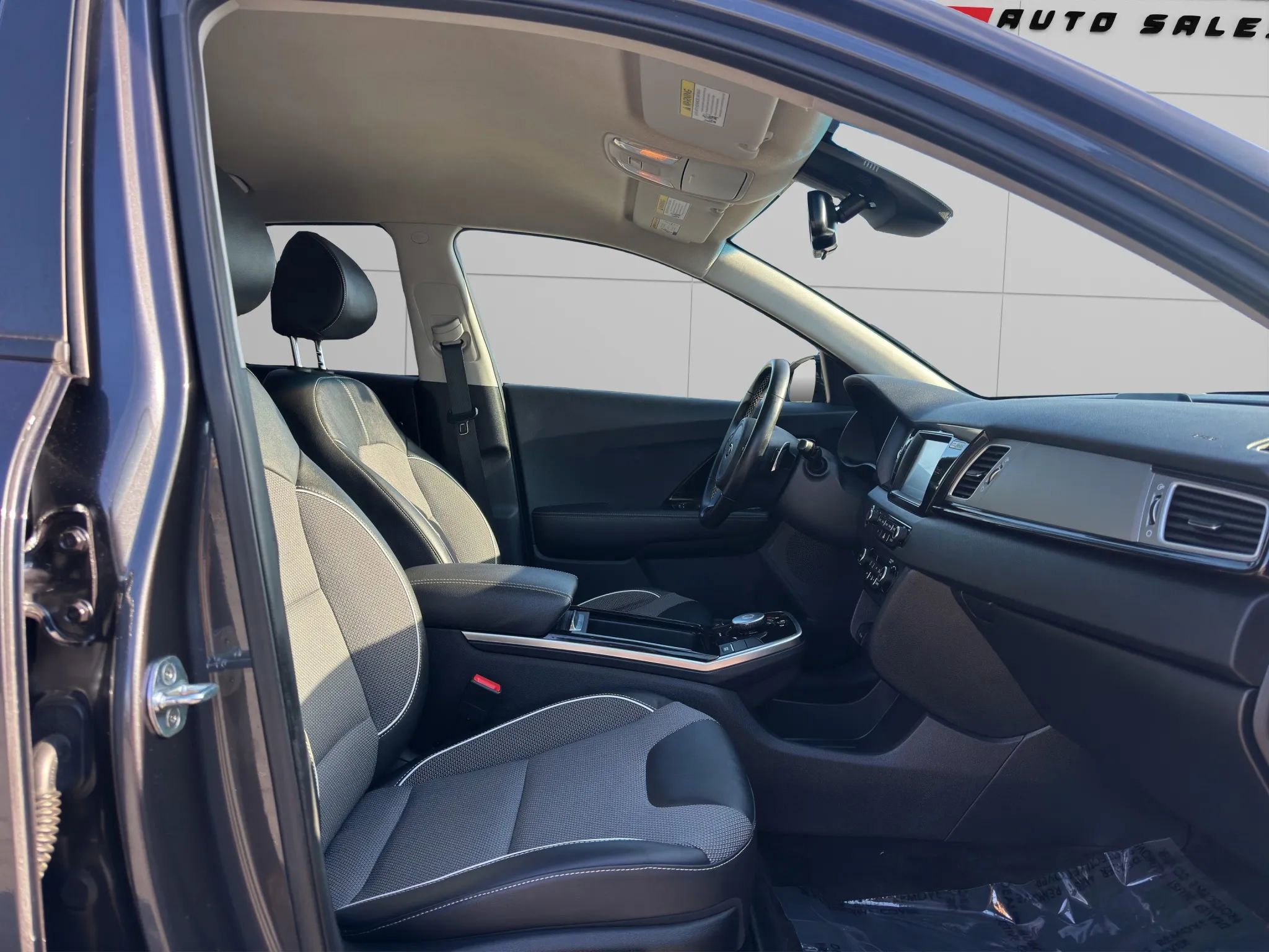 Used 2019 Kia Niro EX w/ Cold Weather Package 2.0 FWD image 12