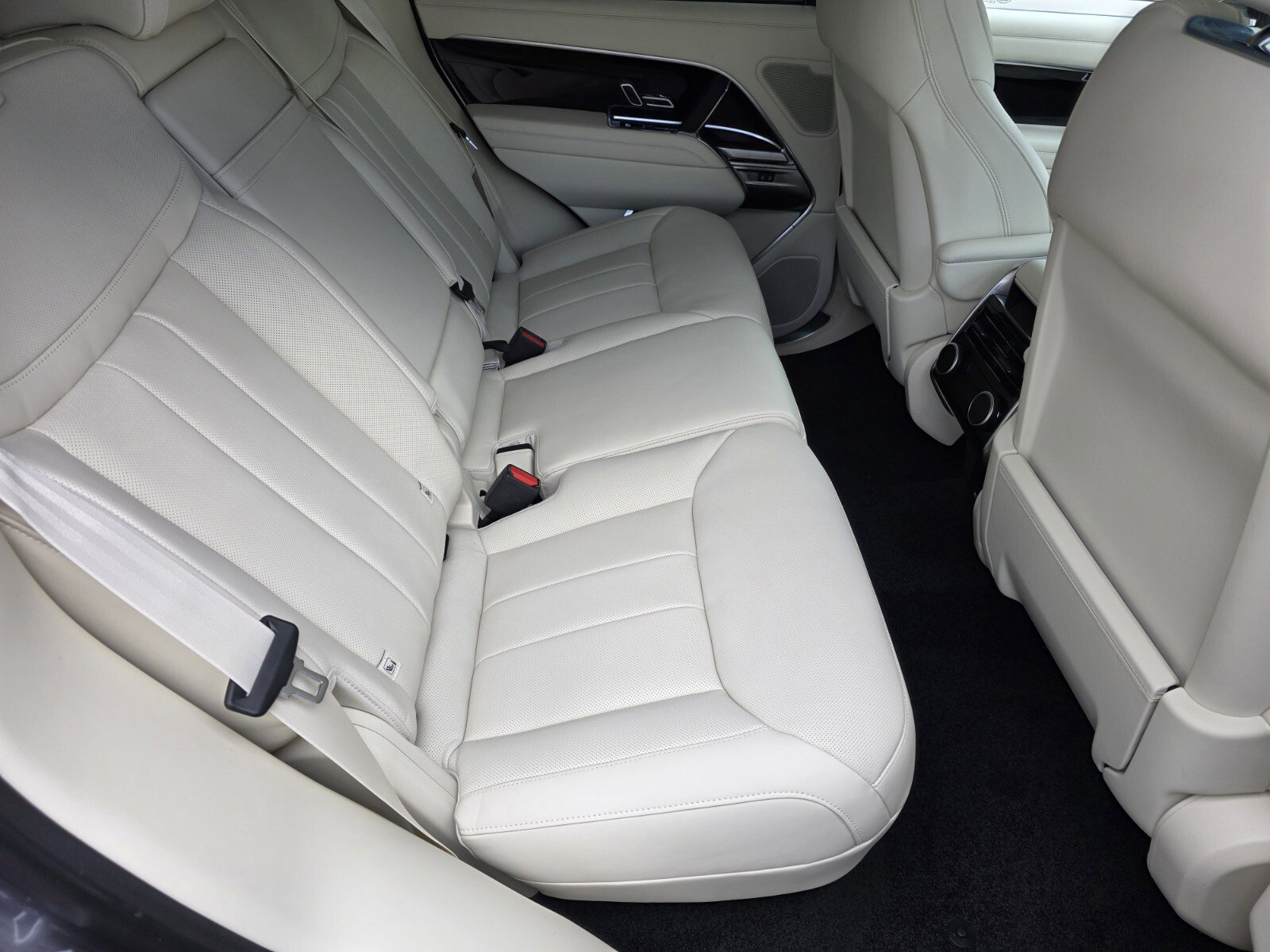 New 2026 Land Rover Range Rover SE image 5