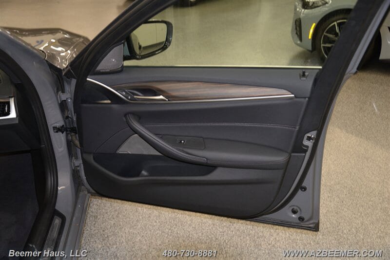 Used 2022 BMW 530e w/ Premium Package RWD image 44