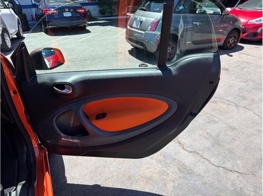 Used 2016 smart fortwo Proxy RWD image 17
