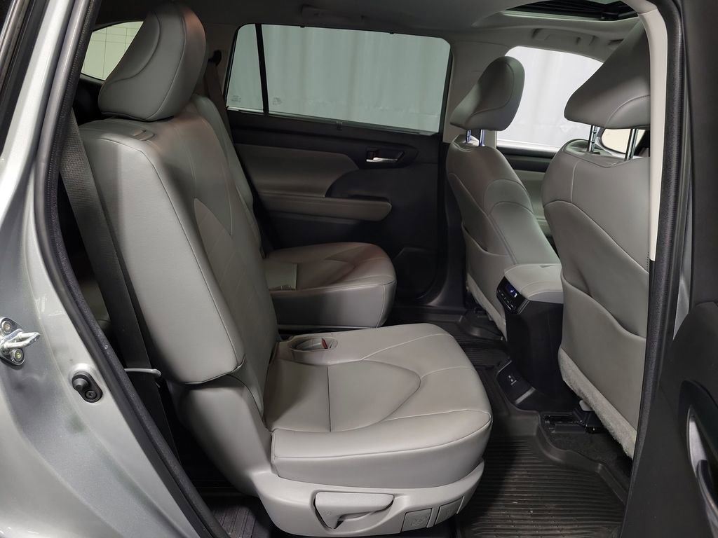 Used 2023 Toyota Highlander XLE AWD/4WD image 28