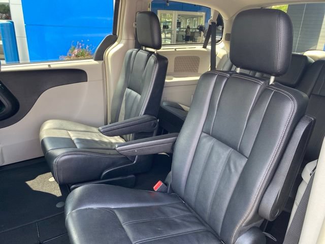 Used 2013 Chrysler Town & Country Touring FWD image 29