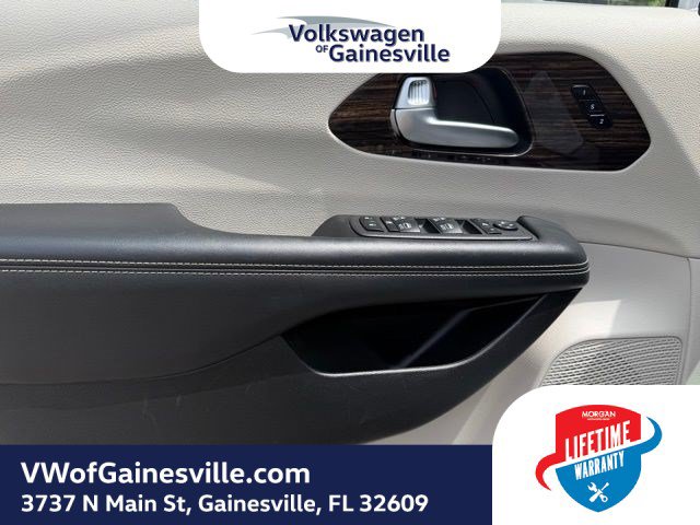 Used 2024 Chrysler Pacifica Limited FWD image 16
