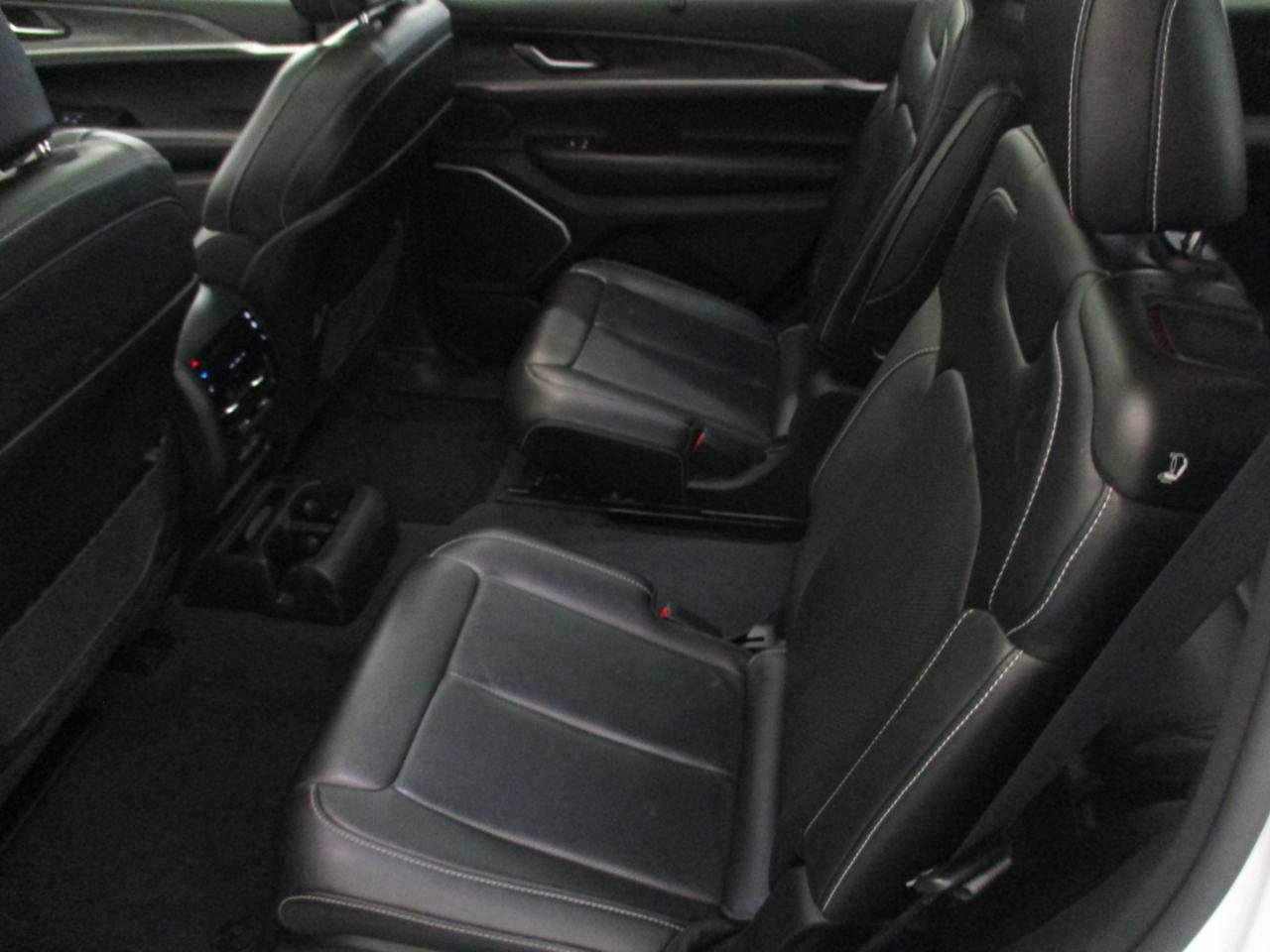 Used 2023 Jeep Grand Cherokee L Limited w/ Luxury Tech Group II AWD/4WD image 11