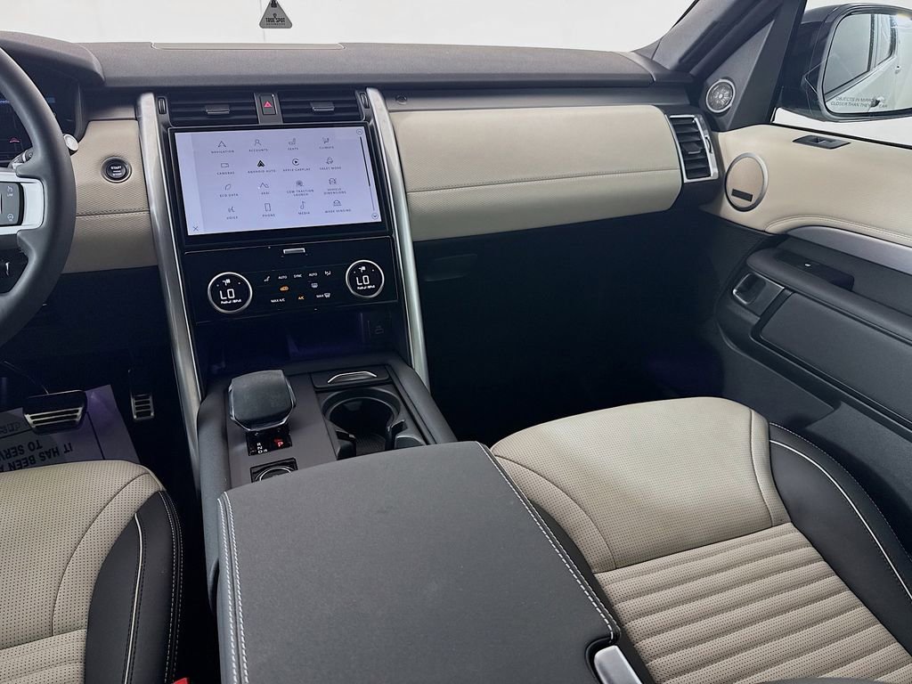 Used 2024 Land Rover Discovery Dynamic SE image 28