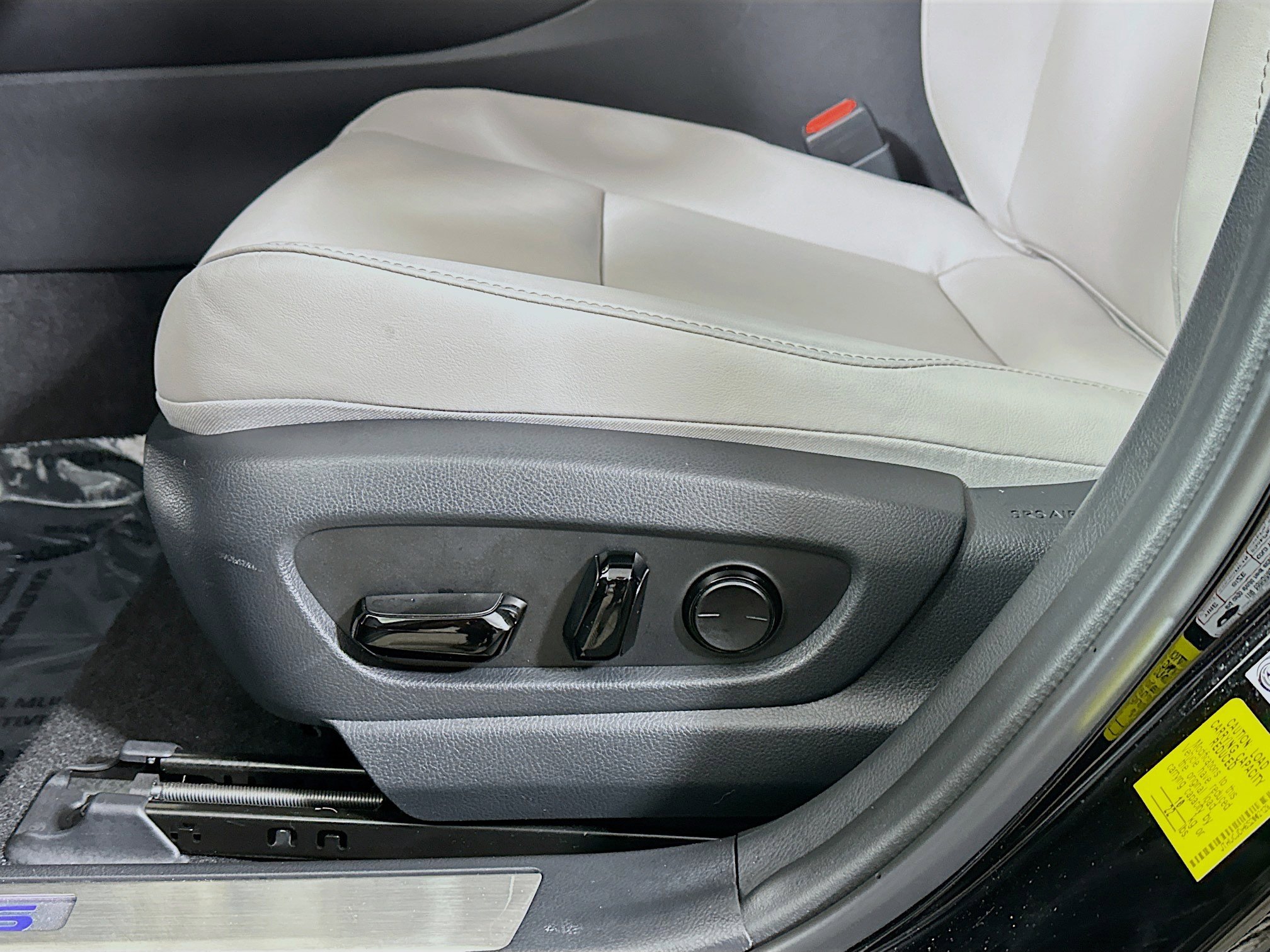 Used 2025 Lexus UX 300h AWD w/ Accessory Package (Z1) image 18