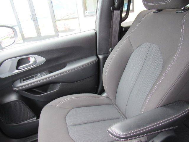 Used 2023 Chrysler Pacifica Touring FWD image 22