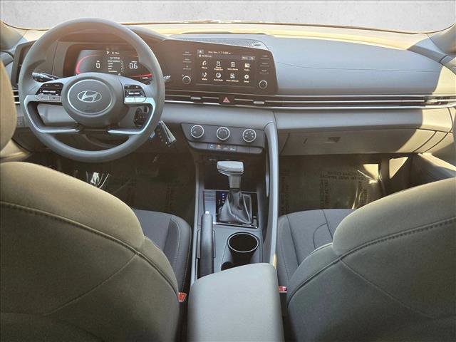 Used 2025 Hyundai Elantra SE image 17