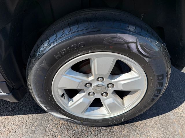 Used 2017 Jeep Compass Latitude FWD image 10