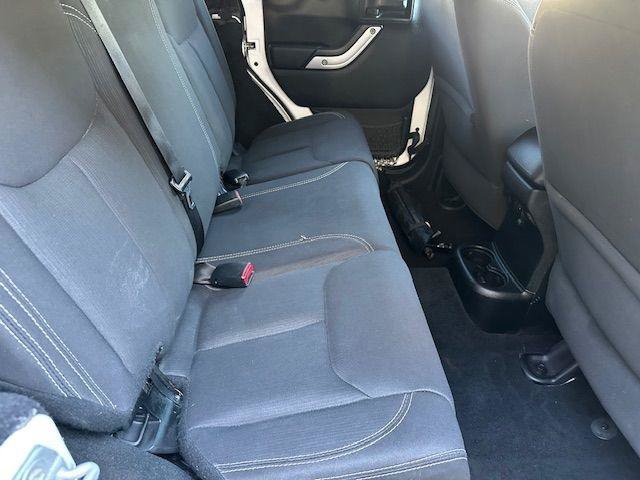 Used 2016 Jeep Wrangler Unlimited Rubicon w/ Connectivity Group AWD/4WD image 18