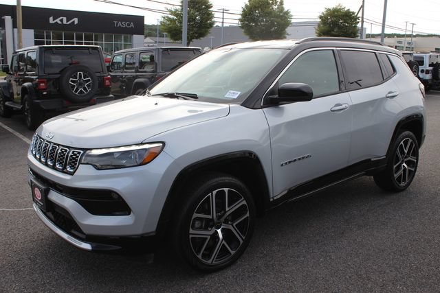 Used 2025 Jeep Compass Limited w/ Elite Group AWD/4WD image 2