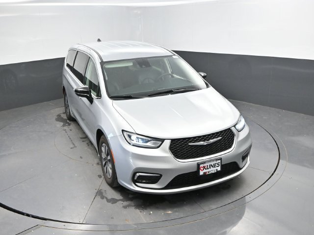 Used 2024 Chrysler Pacifica Limited FWD image 38