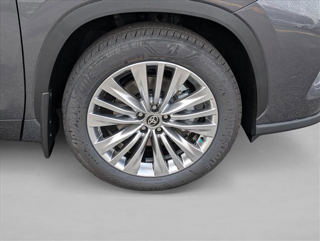 New 2025 Toyota Highlander Platinum image 5