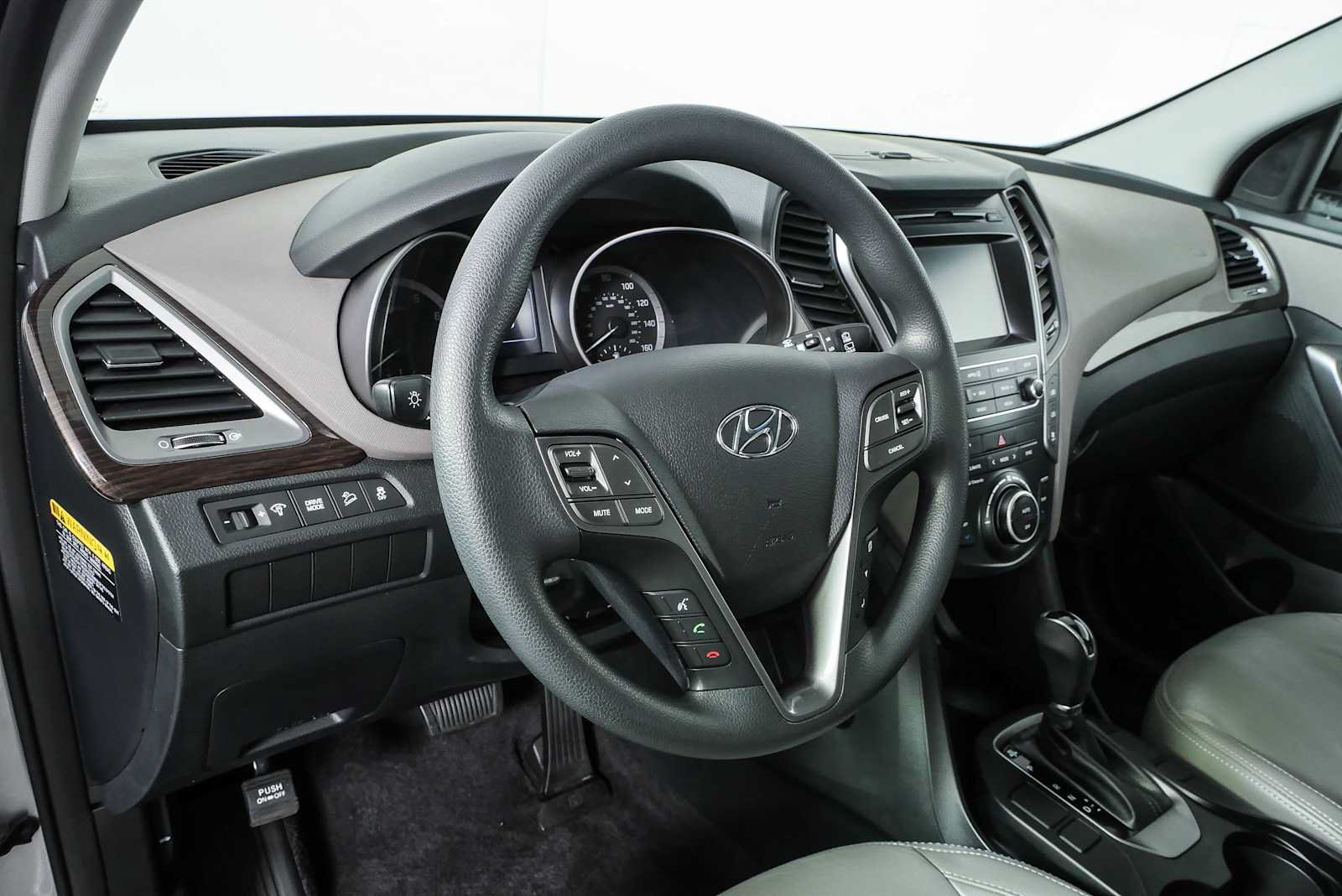 Used 2019 Hyundai Santa Fe XL SE FWD image 4