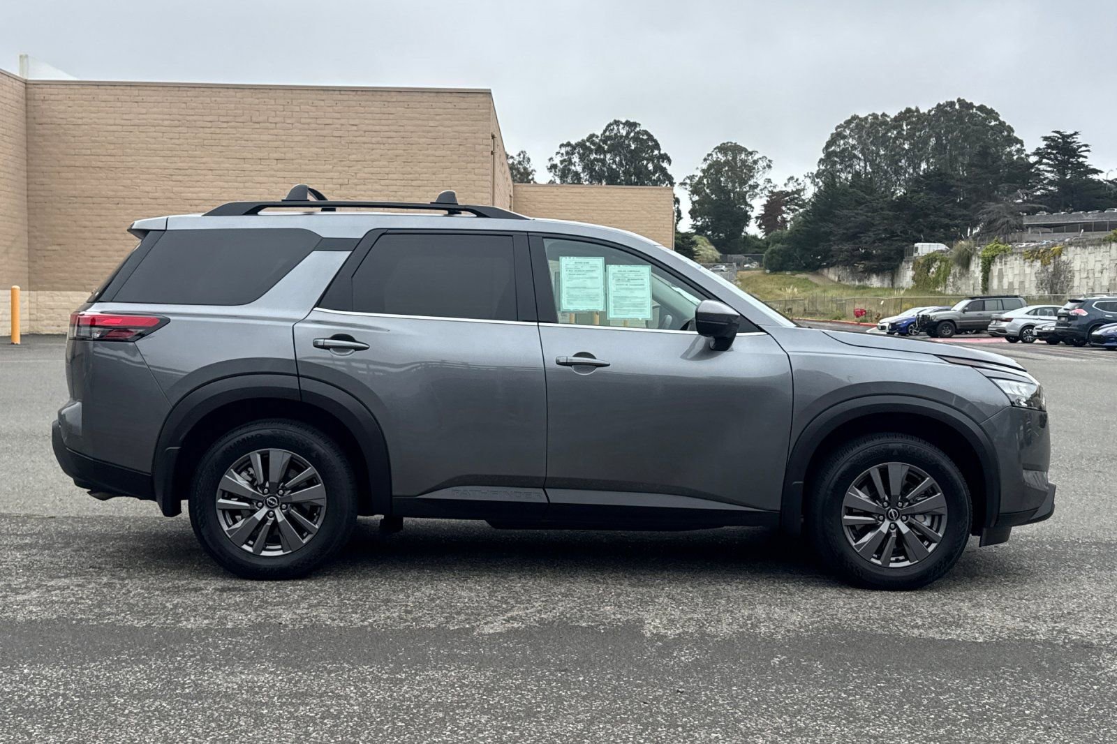 Used 2024 Nissan Pathfinder SV w/ SV Premium Package FWD image 3