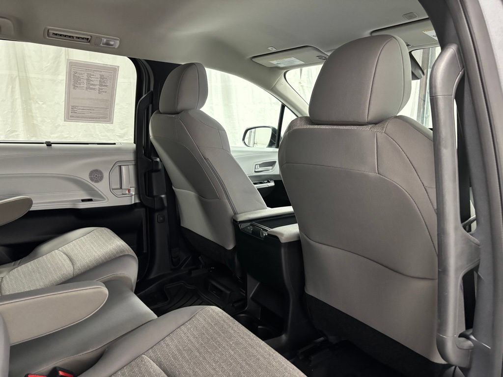Used 2026 Toyota Sienna LE FWD image 58