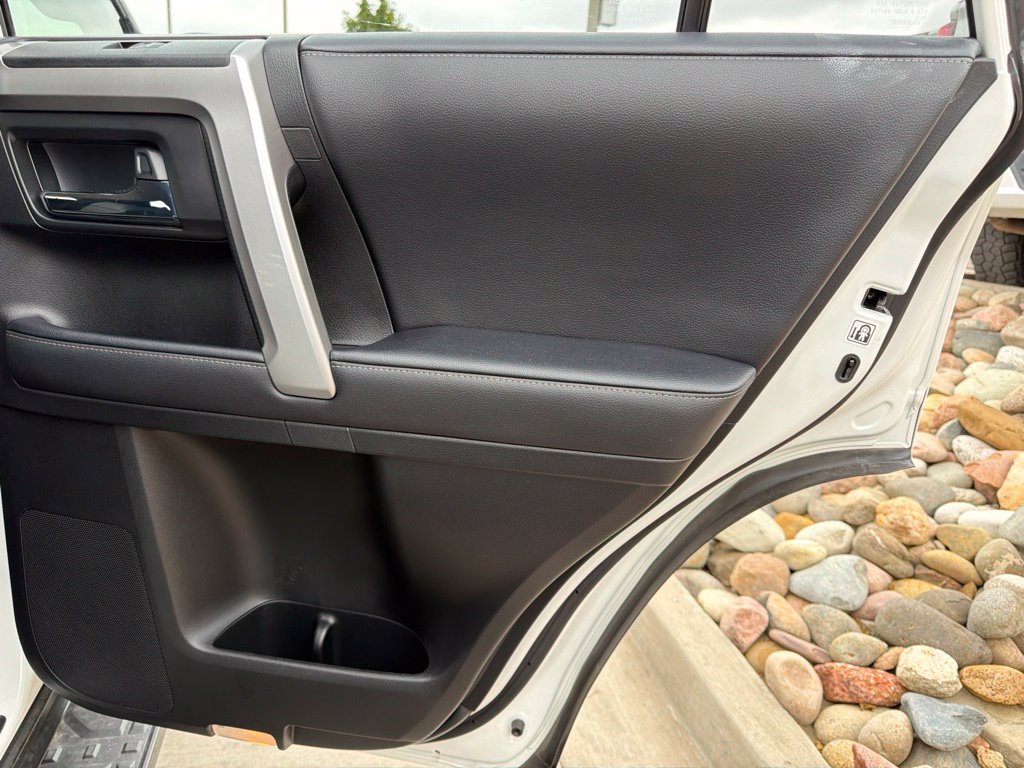Used 2020 Toyota 4Runner SR5 AWD/4WD image 28