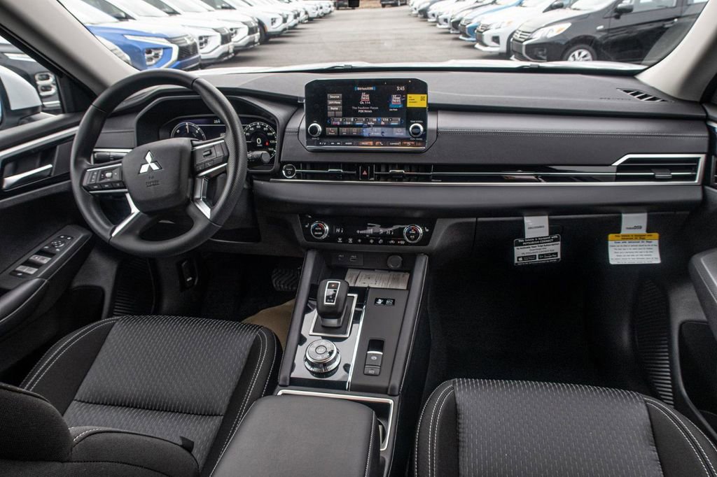 New 2025 Mitsubishi Outlander ES image 17