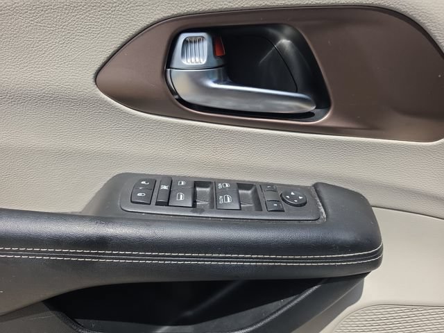Used 2022 Chrysler Voyager LX FWD image 17