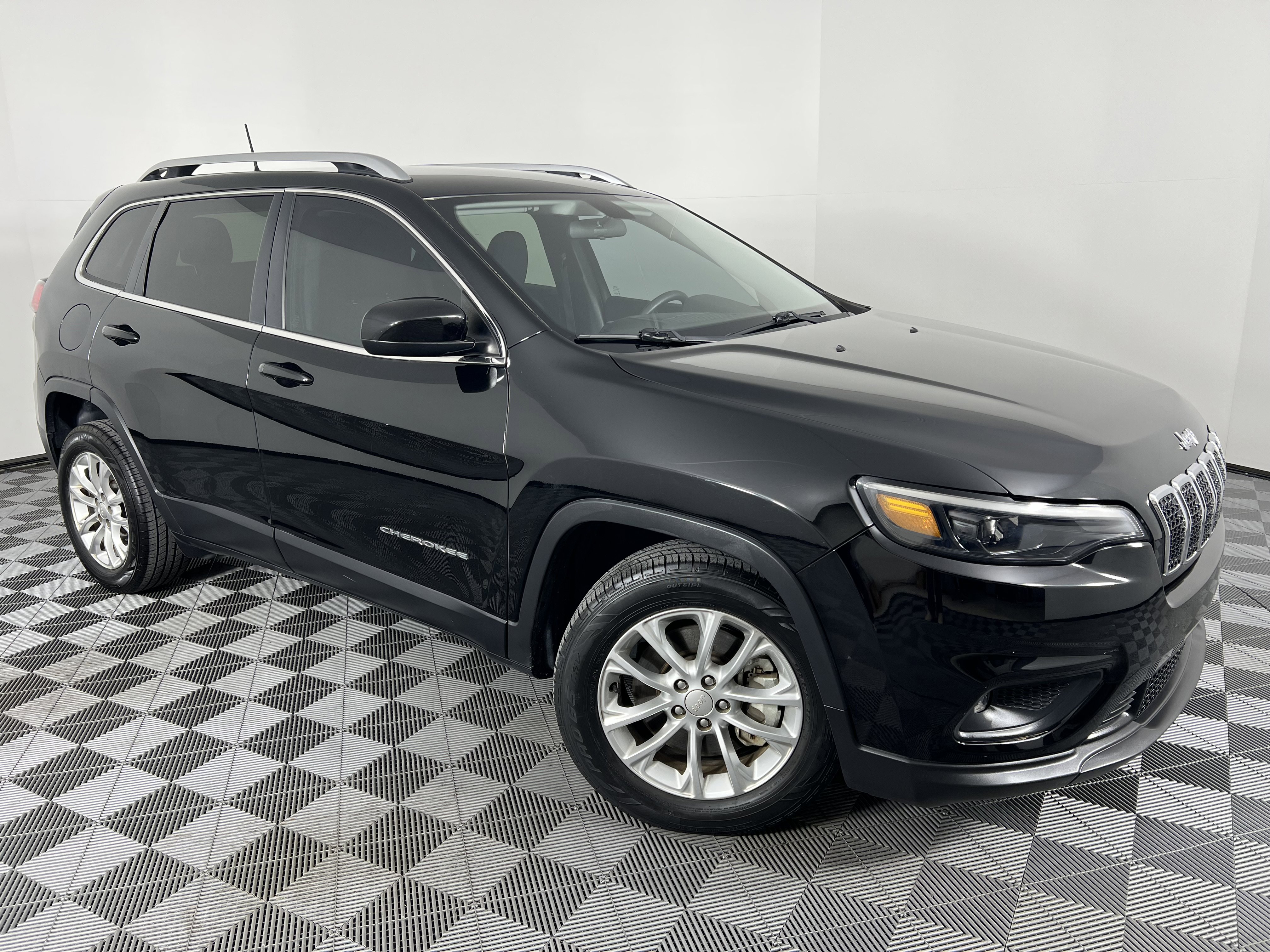 Used 2019 Jeep Cherokee Latitude w/ Popular Appearance Group image 2