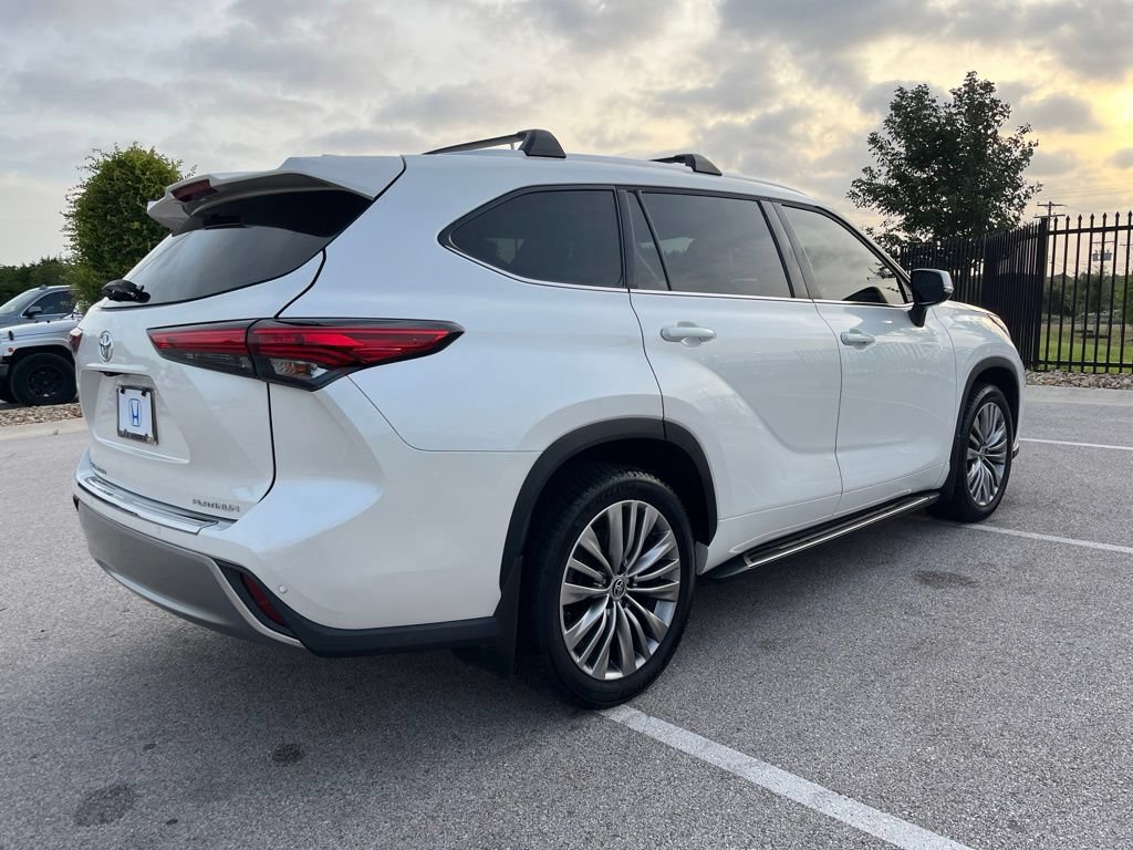Used 2021 Toyota Highlander Platinum FWD image 4