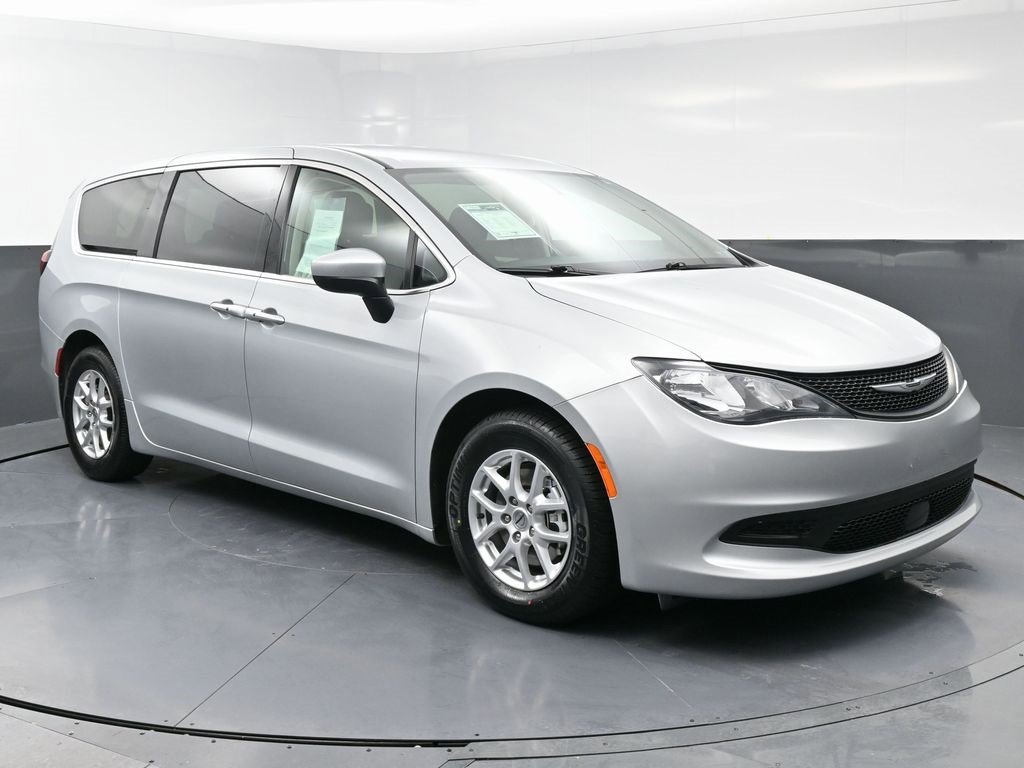 Used 2023 Chrysler Voyager LX image 3