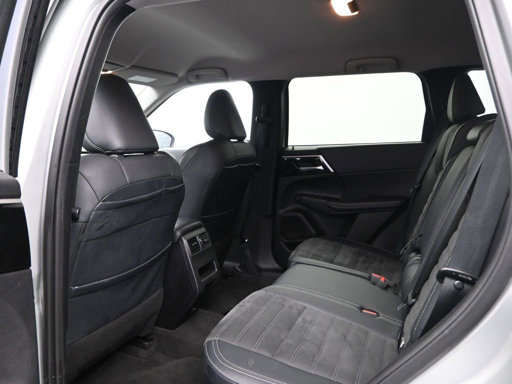 Used 2024 Mitsubishi Outlander SE image 30