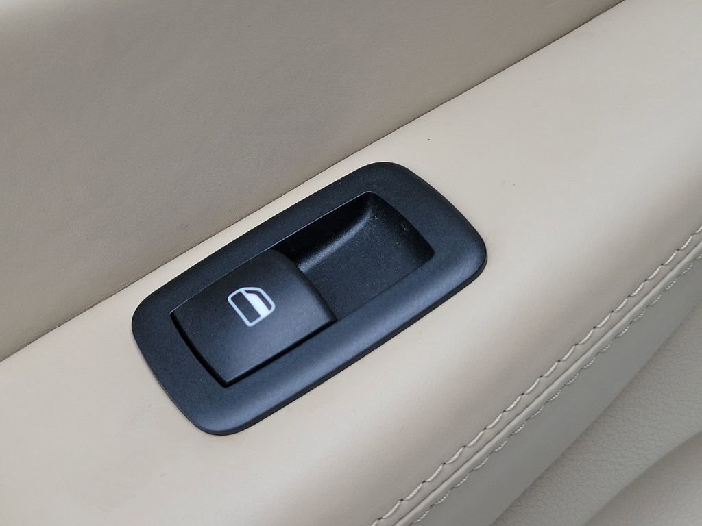 Used 2020 Jeep Grand Cherokee Overland w/ Interior Metal Package AWD/4WD image 16