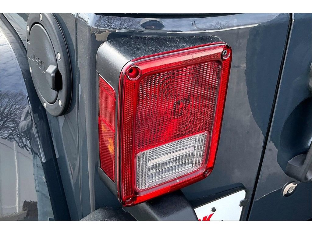 Used 2018 Jeep Wrangler Unlimited Sahara image 32