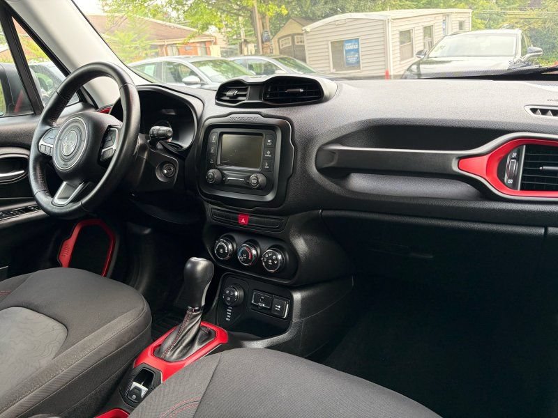 Used 2015 Jeep Renegade Trailhawk AWD/4WD image 15