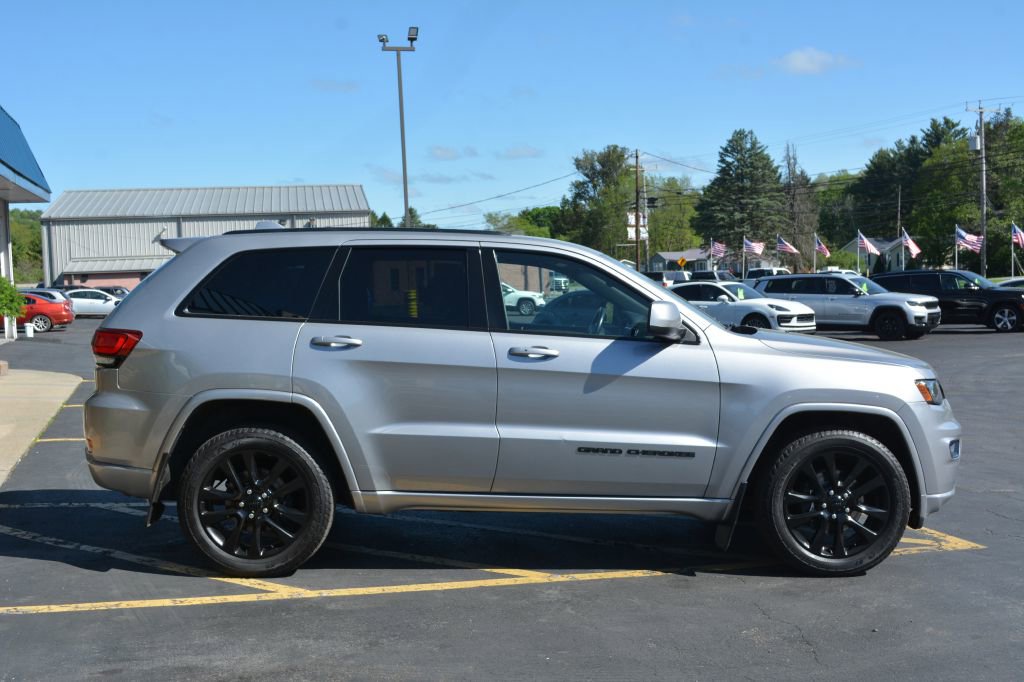 Used 2018 Jeep Grand Cherokee Altitude AWD/4WD image 3